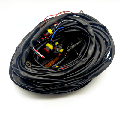 56-Pin-ECU-Verdrahtung mit mehreren Anschlüssen und PVC-Rohrschutz