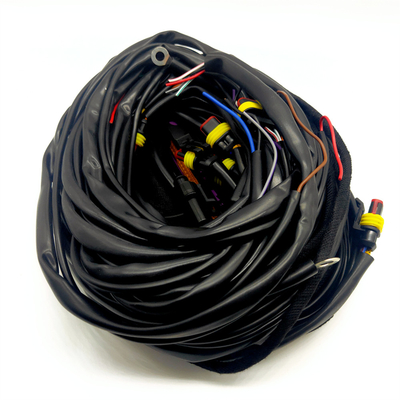 56-Pin-ECU-Verdrahtung mit mehreren Anschlüssen und PVC-Rohrschutz
