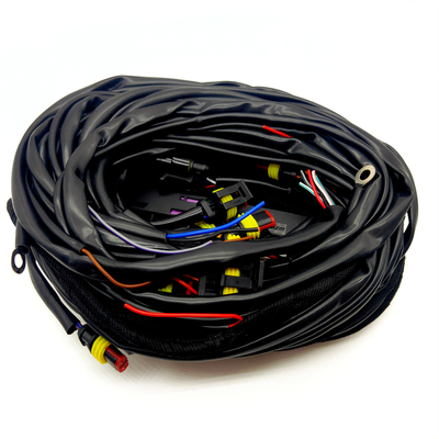 56-Pin-ECU-Verdrahtung mit mehreren Anschlüssen und PVC-Rohrschutz